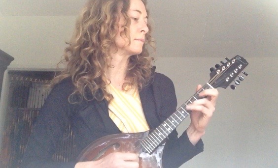 Laurel Thomsen playing her mandolin
